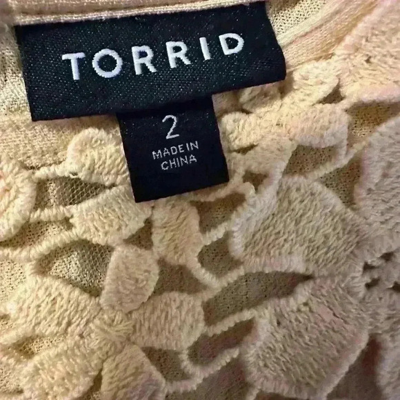 Torrid Crinkle Gauze Daisy Crochet Trim Top Size 2 - Picture 7 of 7